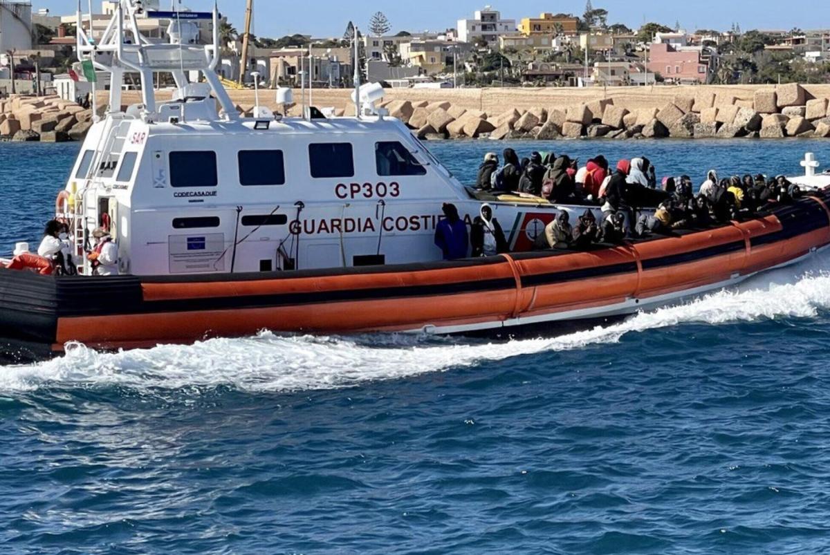 Crotone Sbarcati Migranti Tra Di Loro Anche Minori