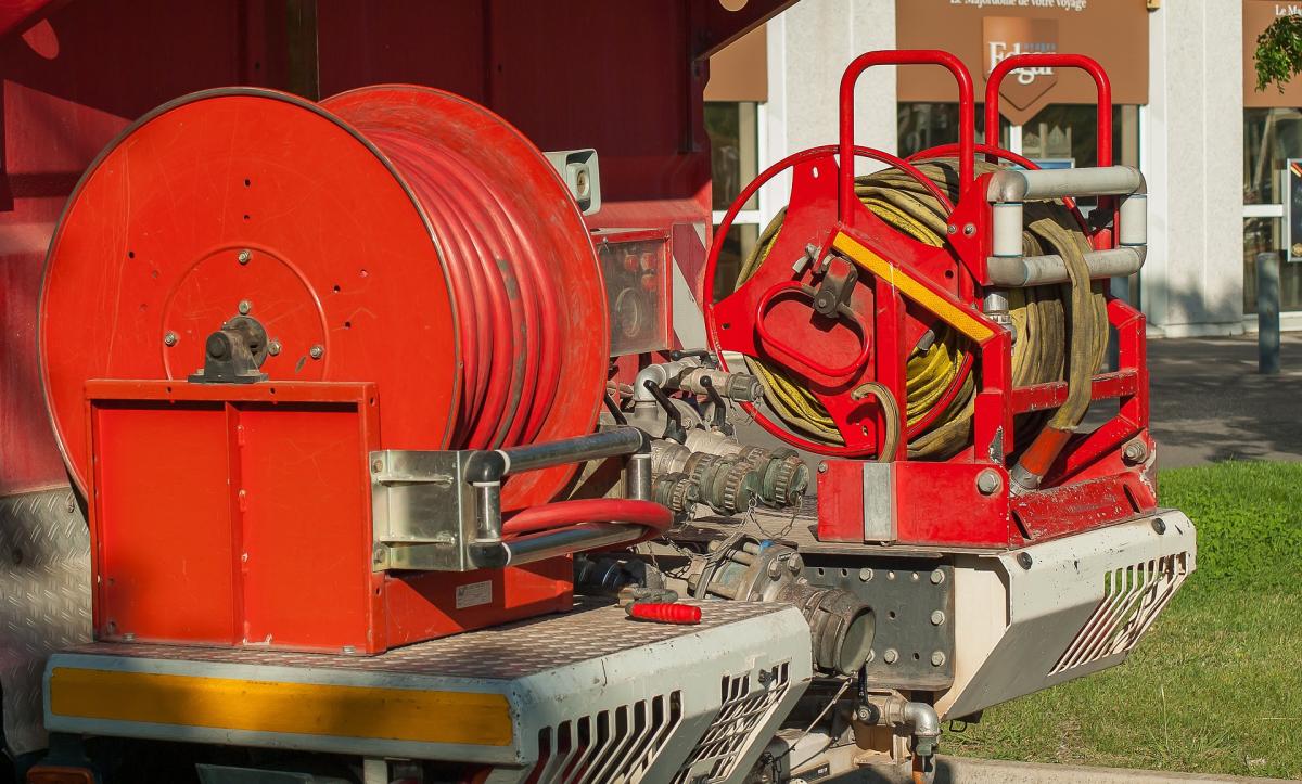 Incendio capannone ad Osimo, colonne di fumo visibili da Ancona