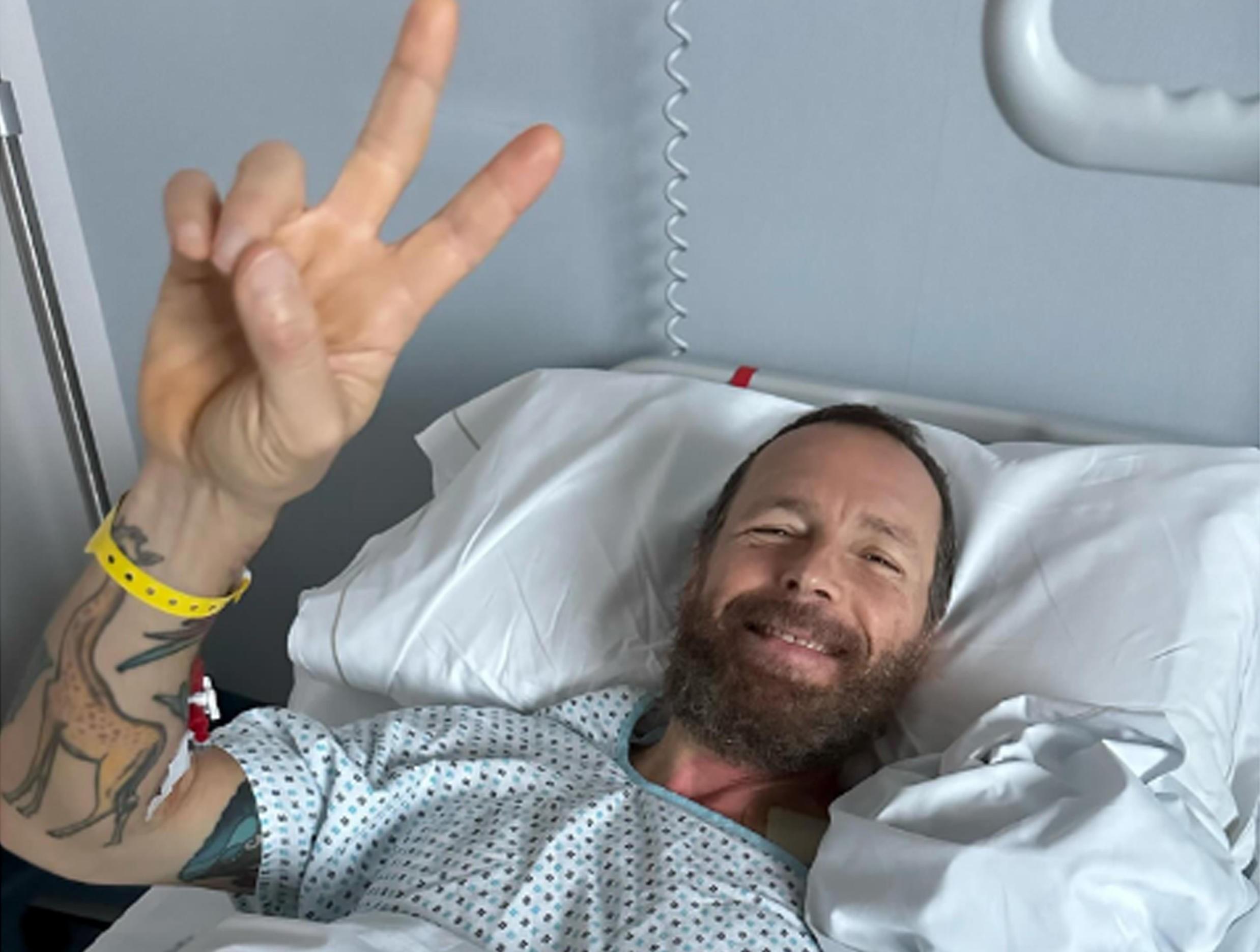 Jovanotti è stato operato: la foto sui social dopo l’intervento chirurgico di 8 ore