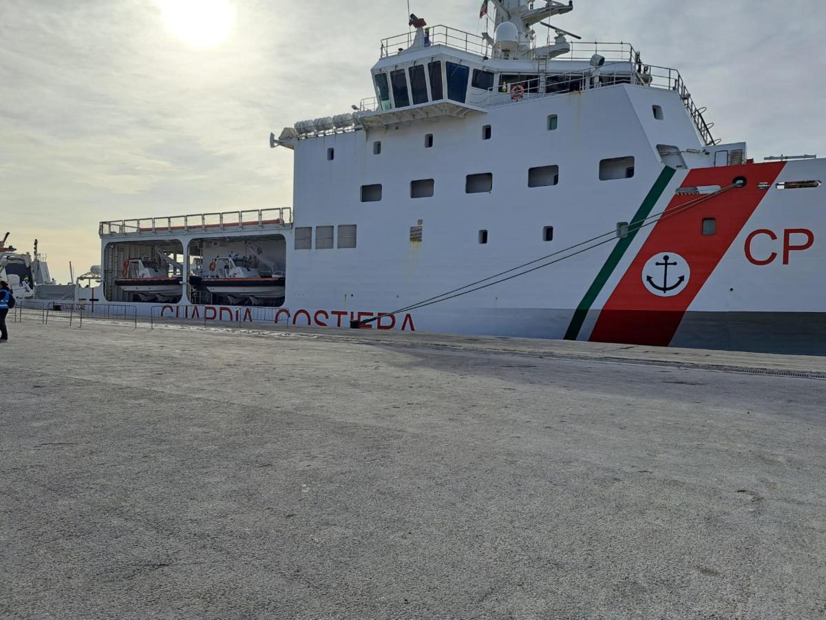 Migranti, in 201 sbarcano a Messina su nave della Guardia costiera