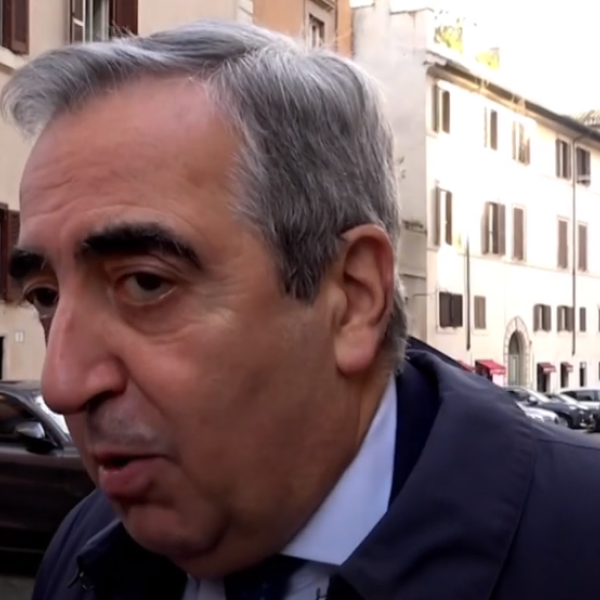 Dossieraggio, Gasparri: “Cento volte peggio della P2”. L’accusa al centrosinistra: “I procuratori nazionali antimafia diventano loro deputati” | VIDEO