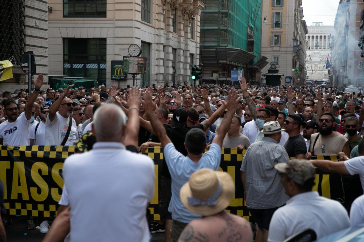 Taxi, nuova giornata di proteste e scioperi