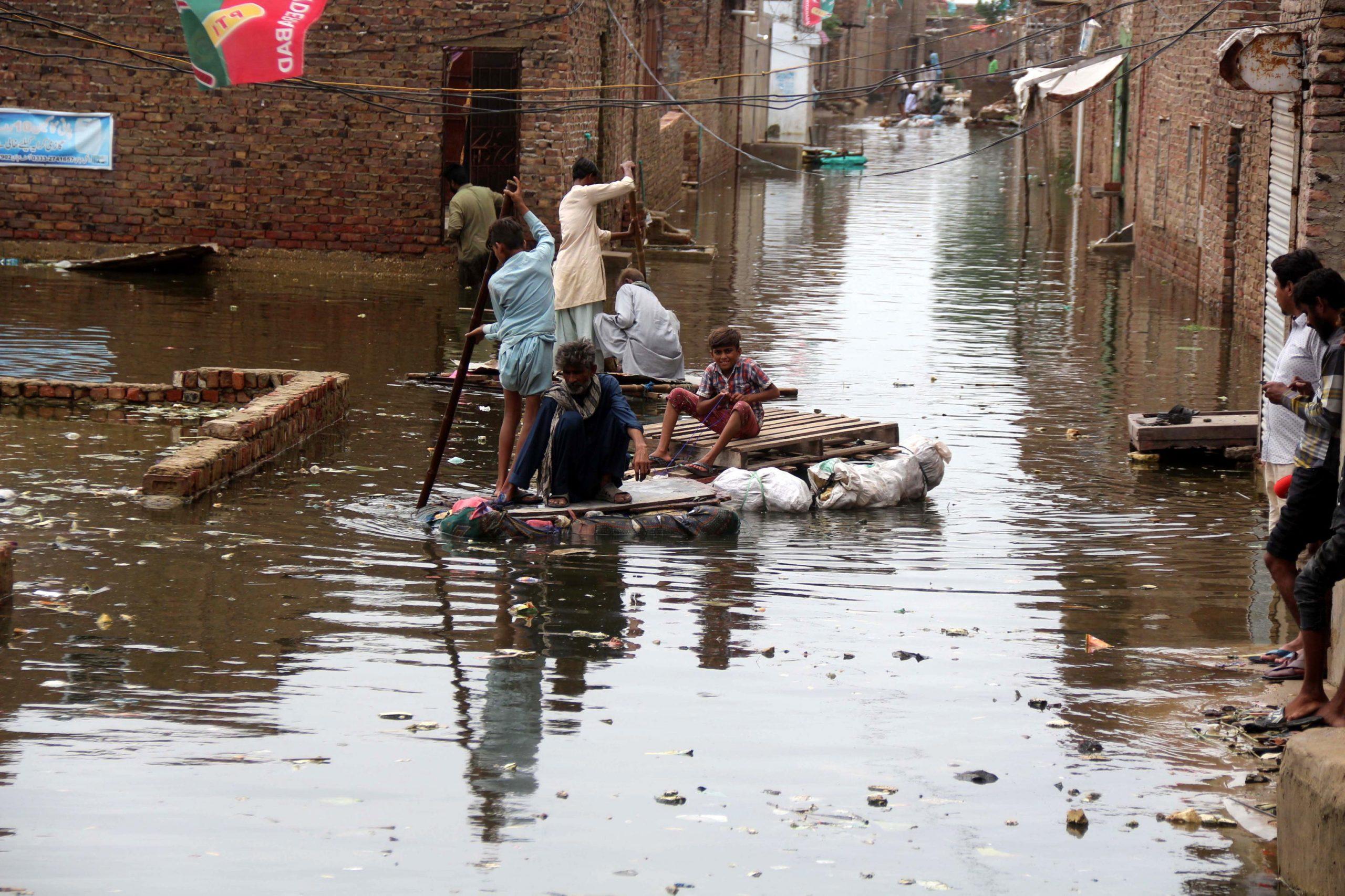 Pakistan in ginocchio a causa delle intense precipitazioni, tra le vittime anche 350 minori