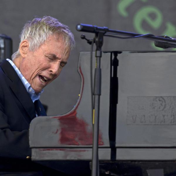 Addio a Burt Bacharach, morto il leggendario compositore americano. Aveva 94 anni