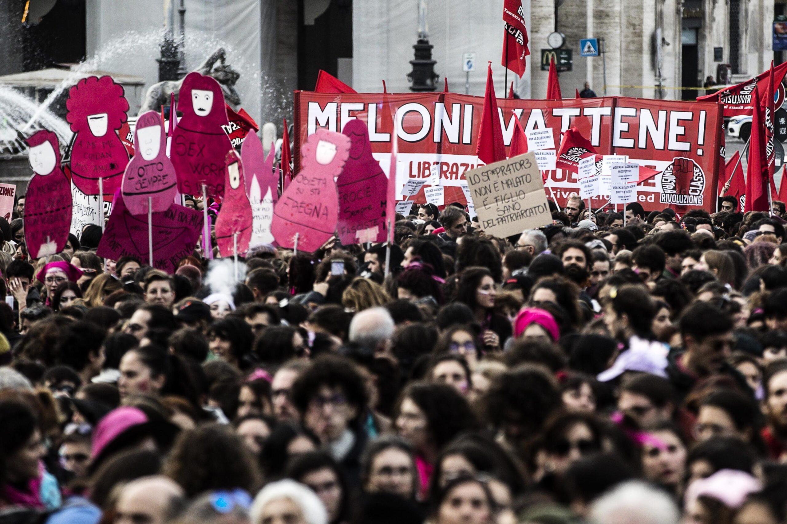 Festa della donna, l’8 marzo in piazza per il corteo transfemminista : “Se le nostre vite e i nostri territori non valgono allora noi scioperiamo”