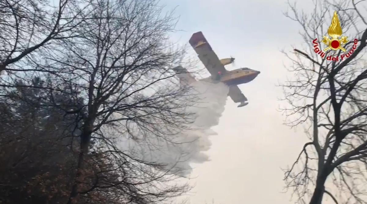 Varese, incendio nei boschi di Montenegrino Valtravaglia: a fuoco 1…