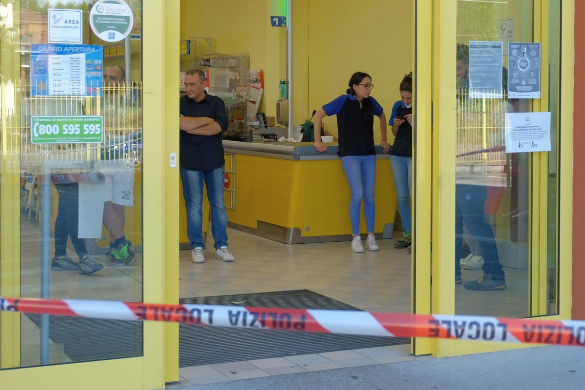 Accoltellamento a Torino, ferito un vigilante fuori da un Eurospin