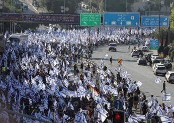 Israele, auto su manifestanti vicino a Tel Aviv: quattro feriti, arrestato il conducente