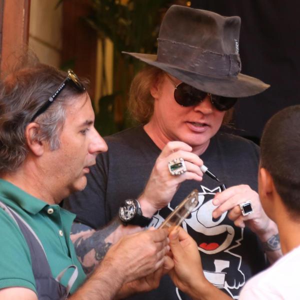 I Guns ‘n Roses annullano un concerto ‘a causa di una malattia’: come sta Axl Rose?