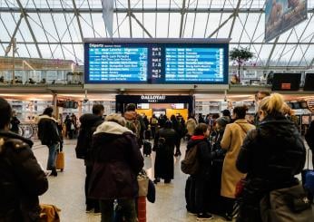 Parigi, attacco alla Gare de Lyon: 3 persone accoltellate. Arrestato uomo “con documento italiano”