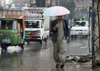 Tragedia in Pakistan, oltre 30 morti per maltempo e crolli: 18 vittime sono bambini