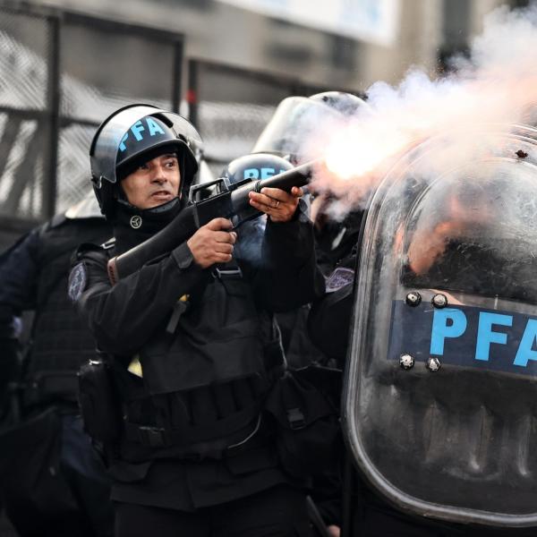 Argentina, migliaia di persone in strada contro il pacchetto di riforme di Milei: manifestanti con molotov contro la polizia, risposta con gas lacrimogeni e idranti | VIDEO