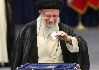 Elezioni in Iran 2024, l’ayatollah Khamenei va a votare: “Oggi è un giorno di felicità per la Repubblica Islamica, venite alle urne”