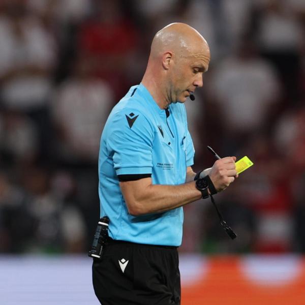 L’arbitro Taylor incontra i tifosi della Roma all’aeroporto e volano insulti (VIDEO)