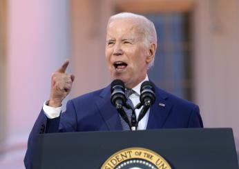 Biden, l’ennesimo lapsus: chiude il discorso con “Dio salvi la regina”