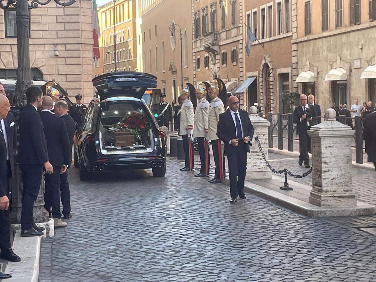 Camera ardente di Giorgio Napolitano, l’arrivo del feretro al Senat…