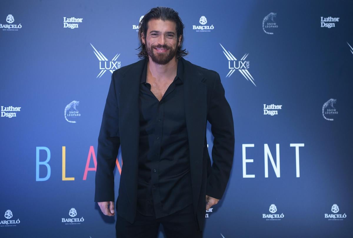 Can Yaman lancia il cellulare di un fan? La replica dell’attore: “R…