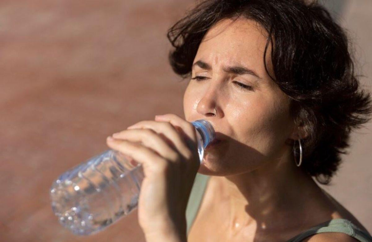 Allarme salute: in ogni litro d’acqua in bottiglia ci sono 240.000 nanoplastiche, quali sono i rischi