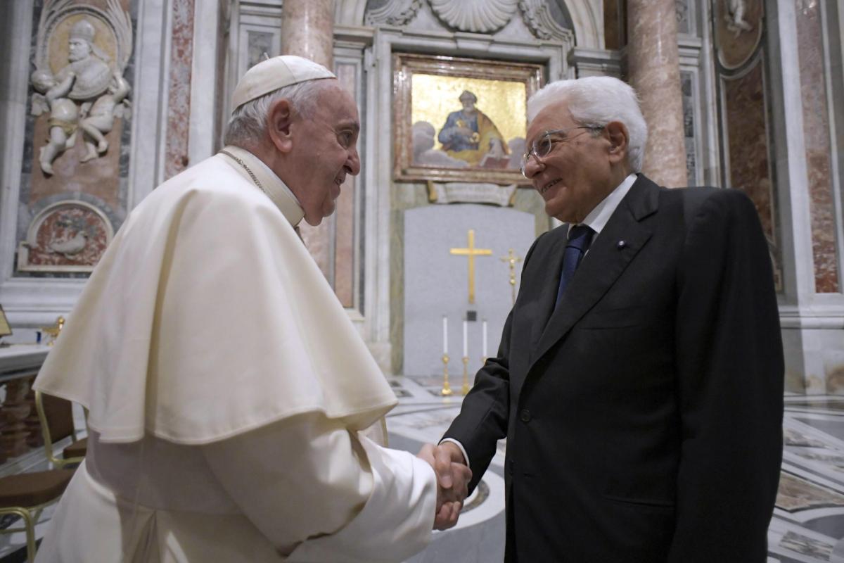 Papa Francesco consegna a Mattarella il premio Paolo VI: “L’Italia …