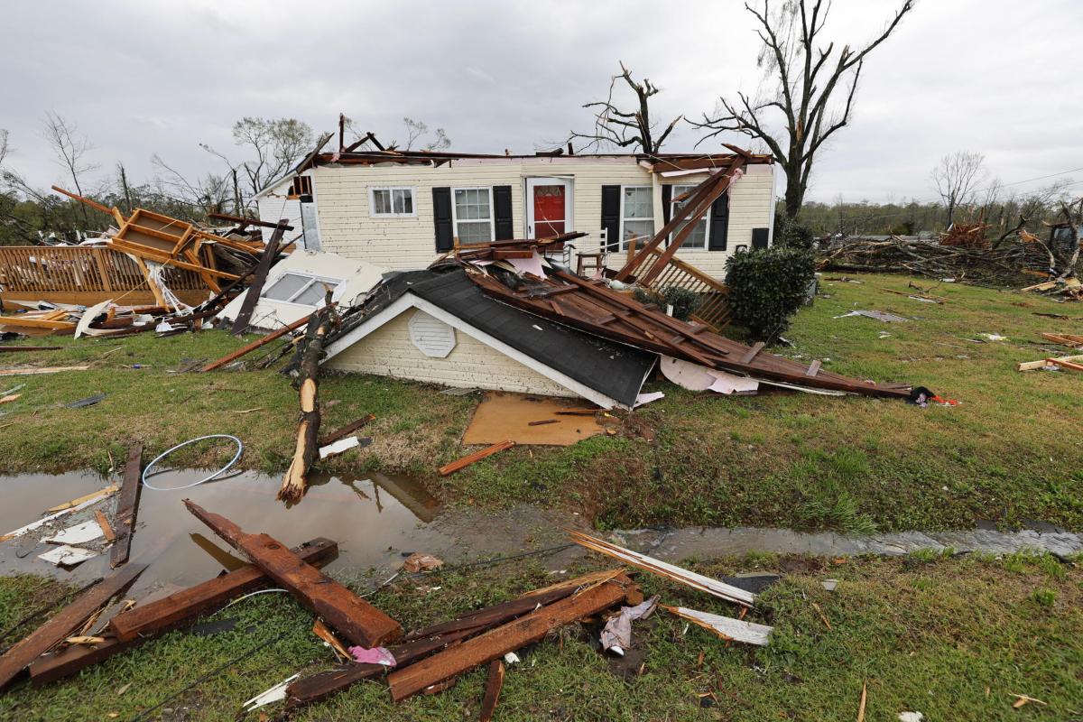 Usa, un violento tornado si abbatte sull’Indiana: 3 morti