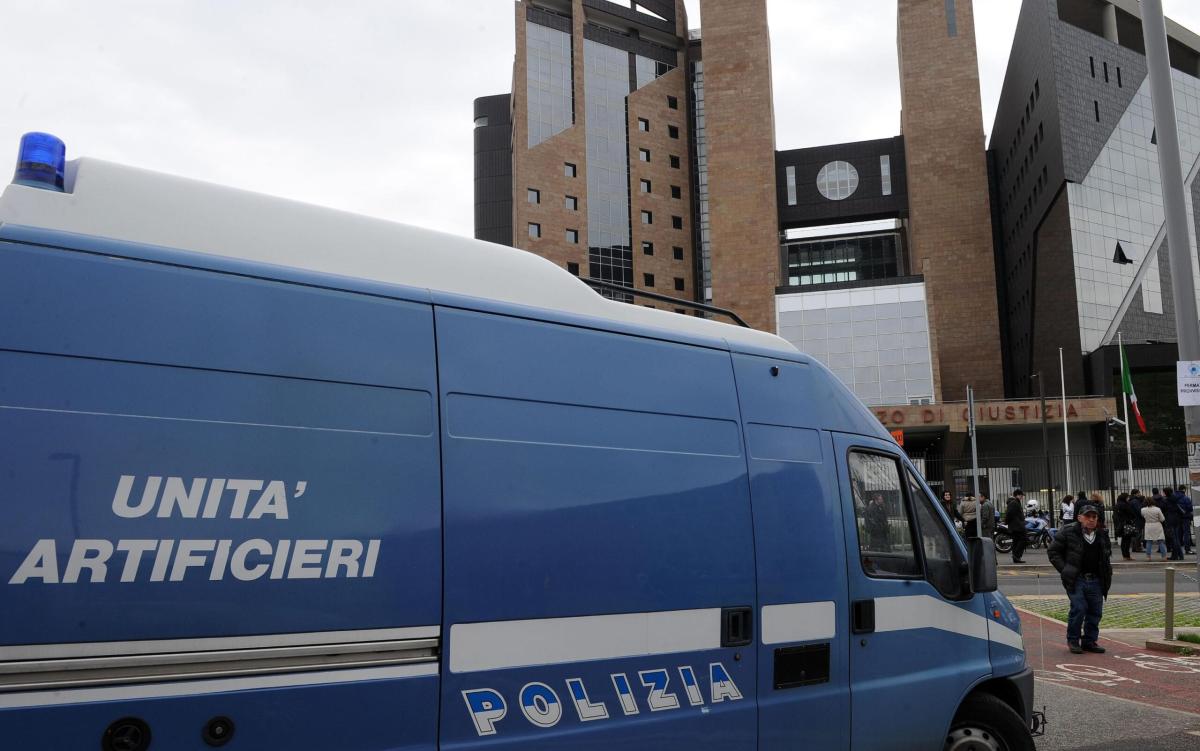 Allarme bomba a Firenze, scatola metallica trovata vicino all’abita…