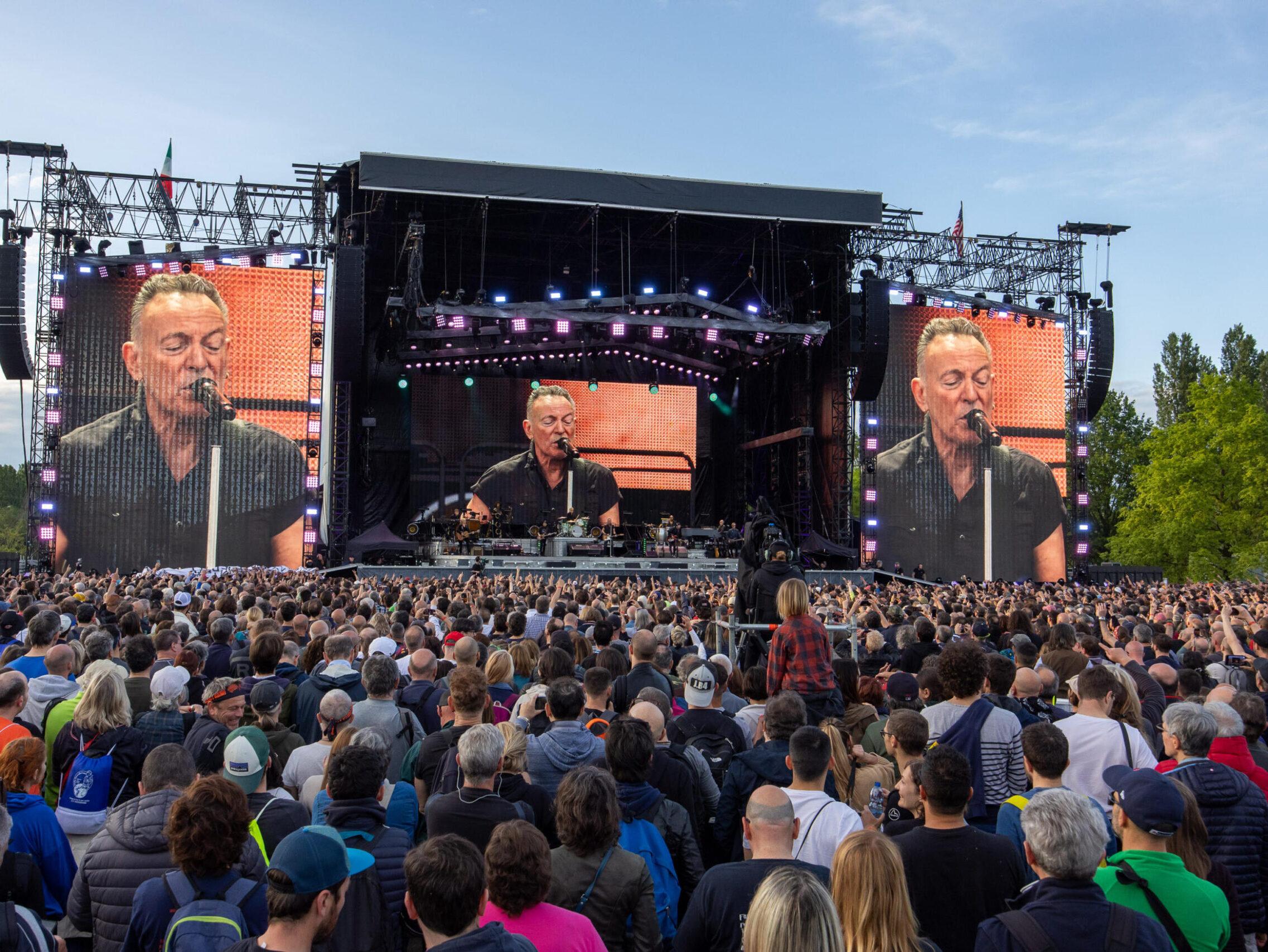 Baggio e Ambrosini tra la folla al concerto di Bruce Springsteen. I fan non ci stanno: «Siete arrivati col gommone…?» – FOTO