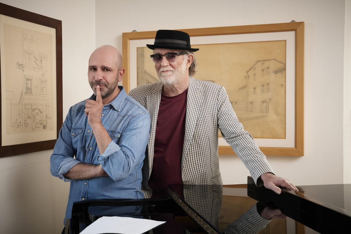 Checco Zalone e Francesco De Gregori presentano “Pastiche” a Milano: “Non volevamo lo scoop, ma fare musica”, e lo show è assicurato | FOTO