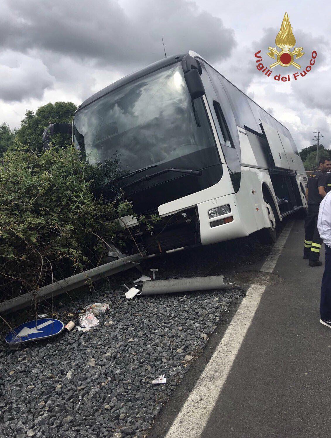 Genova, polizia ferma l’autista del pullman di una gita scolastica trovato positivo all’alcool test