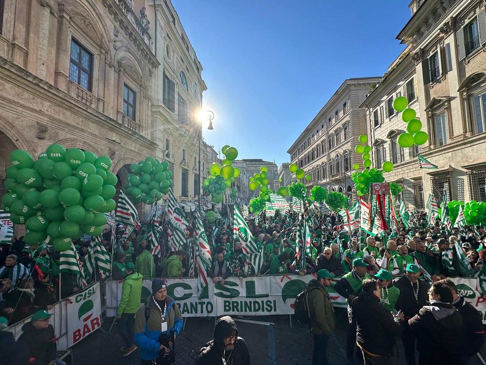 Manifestazione Cisl a Roma, in piazza per cambiare la manovra del governo | VIDEO