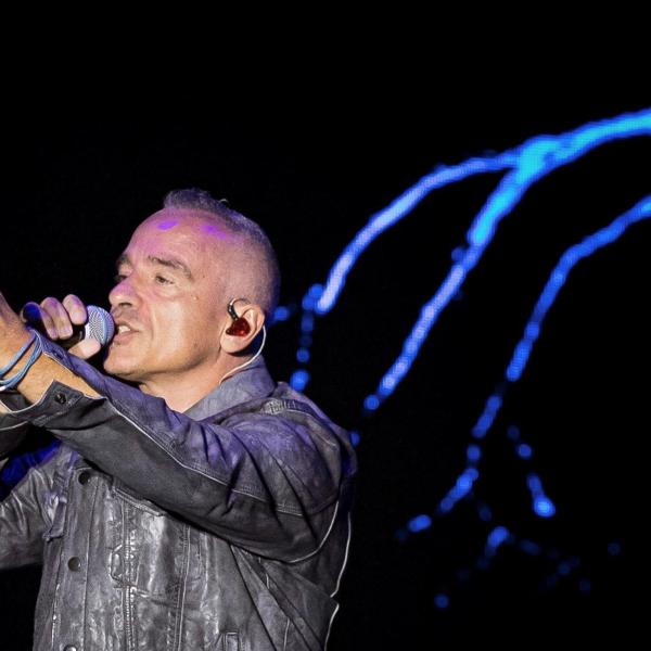 Eros Ramazzotti canzoni più famose, oggi il cantante compie 59 anni.