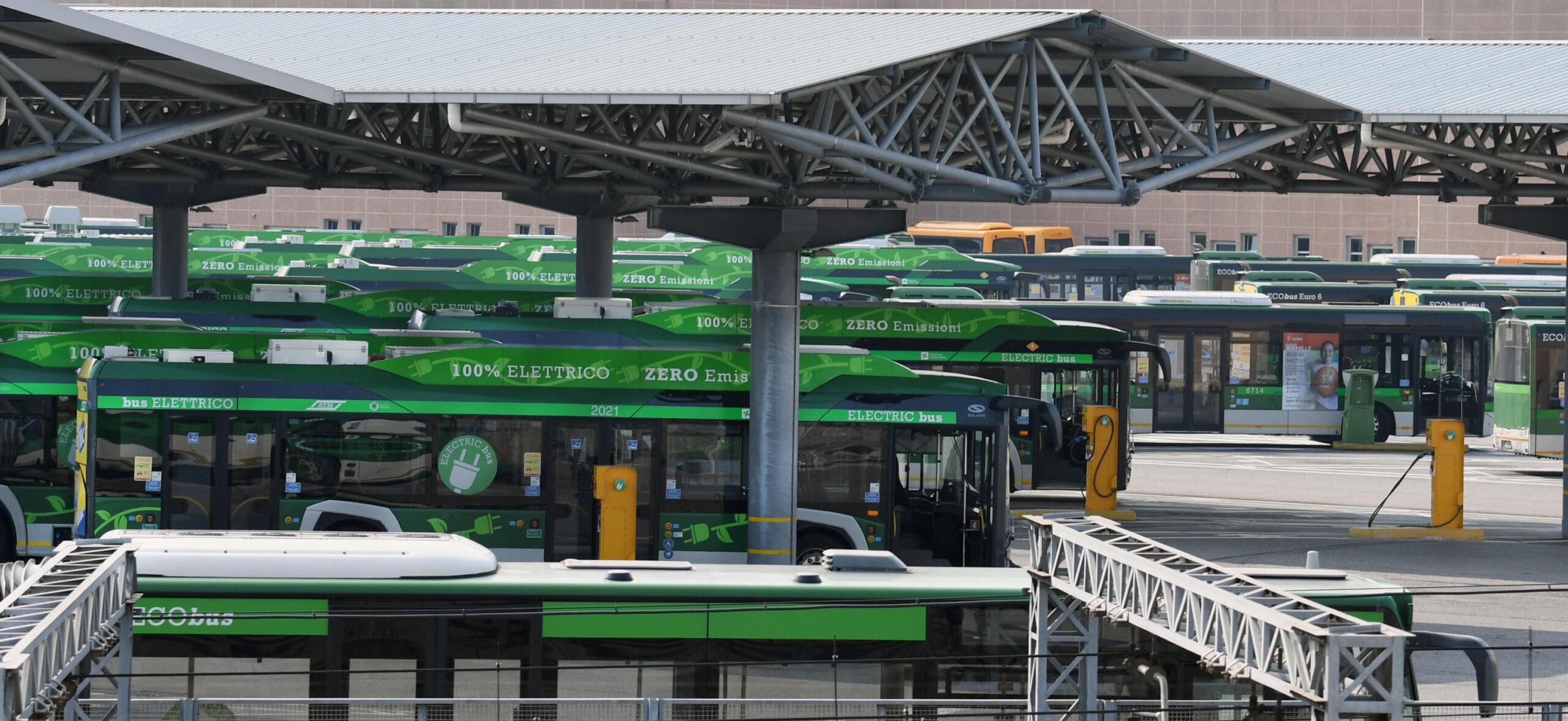 Tragedia a Savona, infortunio sul lavoro. Un dipendente rimane schiacciato tra un camion e un bus