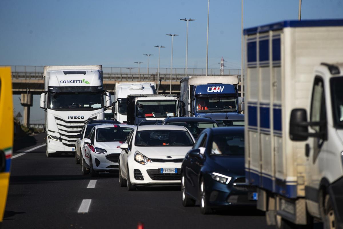 Roma, incidente sul GRA in mattinata: scontro tra auto e moto, un m…