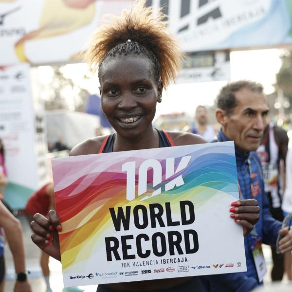 Atletica, record incredibile della kenyana Ngetich nei 10 km grazie anche alle… scarpe!