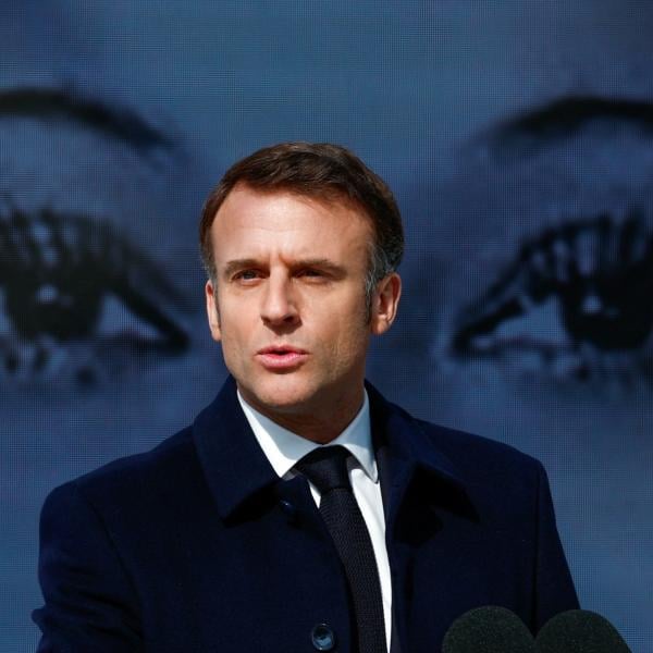 Francia, Macron: “Aggiungere diritto all’aborto alla Carta dei diritti Ue”