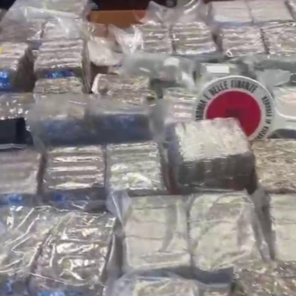 Blitz antidroga a Firenze, sequestrati 63 kg di hashish: avrebbero fruttato 400 mila euro sul mercato