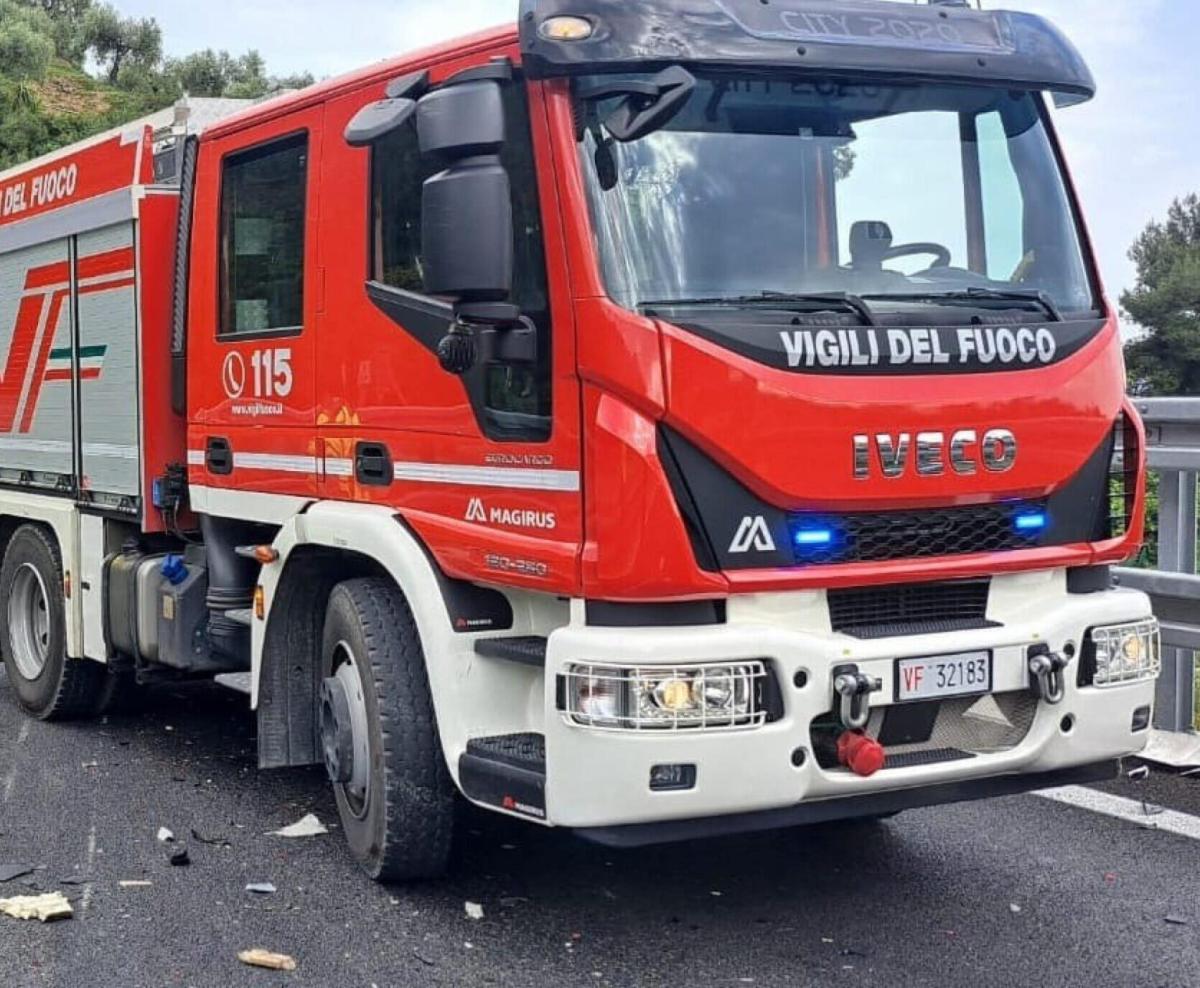 Venezia, incendio in un parcheggio a Salzano: in fiamme tre vetture, in corso l’intervento dei vigili del fuoco