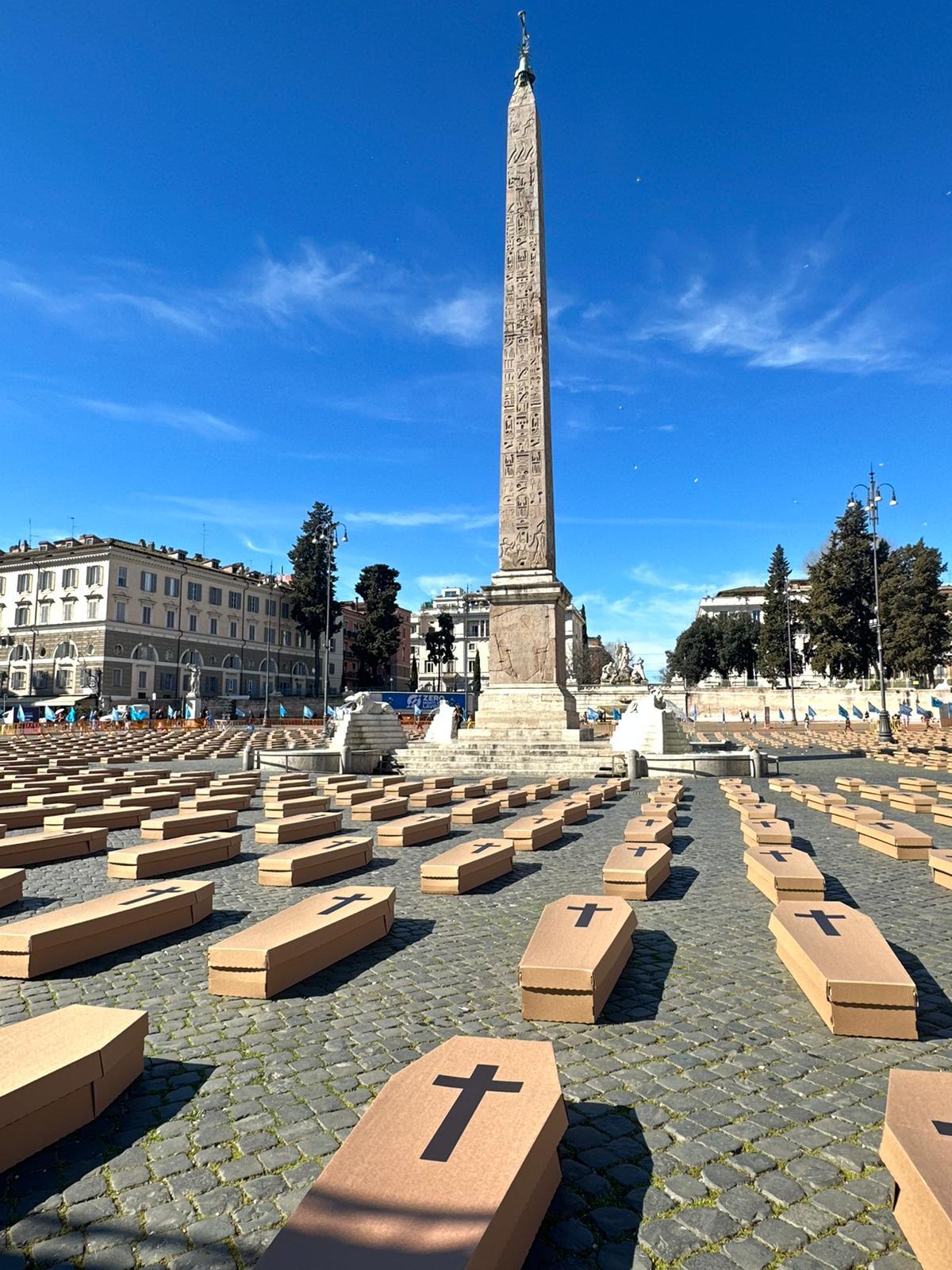 Morti sul lavoro, bare a Piazza del Popolo. Bombardieri (Uil): “Sono mamme papà che non sono tornati a casa. Governo assente”| VIDEO