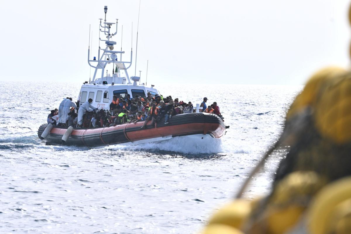 Migranti, Alarm Phone segnala barcone in pericolo al largo della Libia