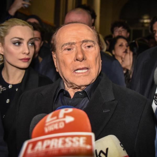 Scoppia il caso Berlusconi e Ppe. Il Cav reagisce: “Criticato perché voglio la pace”