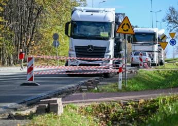 Reggio Emilia, camion perde carico, tre auto travolte: il conducente è fuggito