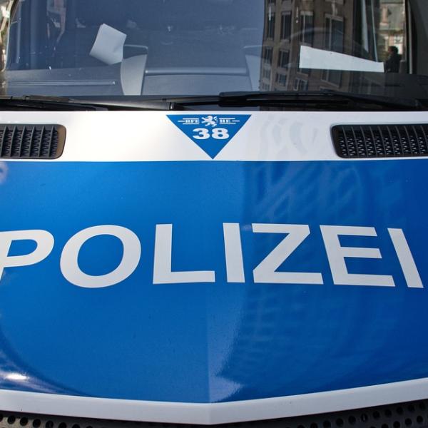 Germania, attira in trappola e uccide la sosia per fingersi morta: …