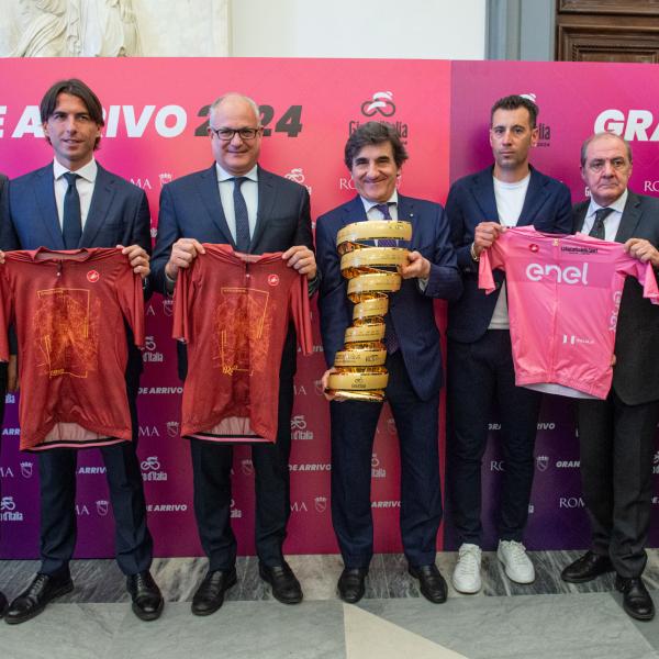 Giro d’Italia 2024 svelato l’arrivo a Roma: “Lungomare e circuito intorno al Colosseo, cambiato per i lavori”, Pogacar la stella | VIDEO