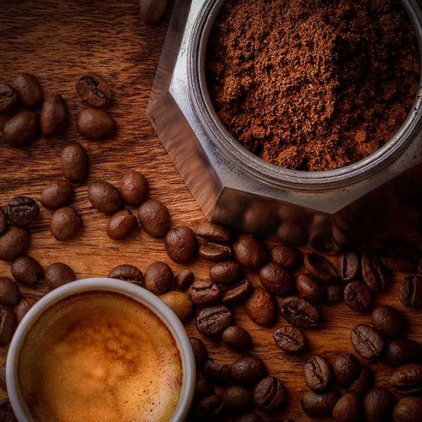 I vantaggi di utilizzare i fondi di caffè come concime: i benefici del riciclo domestico per la sostenibilità ambientale