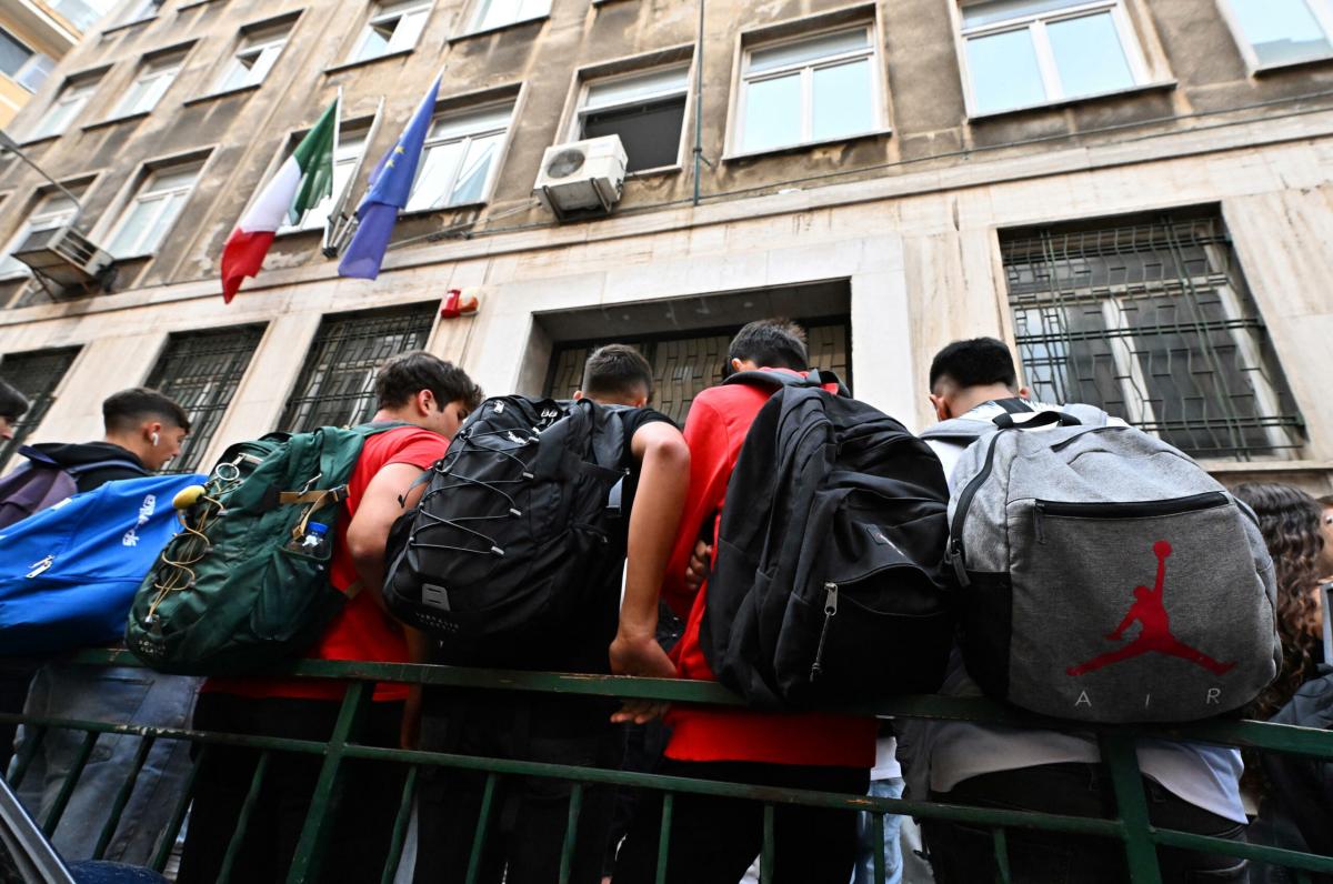 Genova, crolla la scala esterna di una scuola a causa del maltempo: nessun ferito