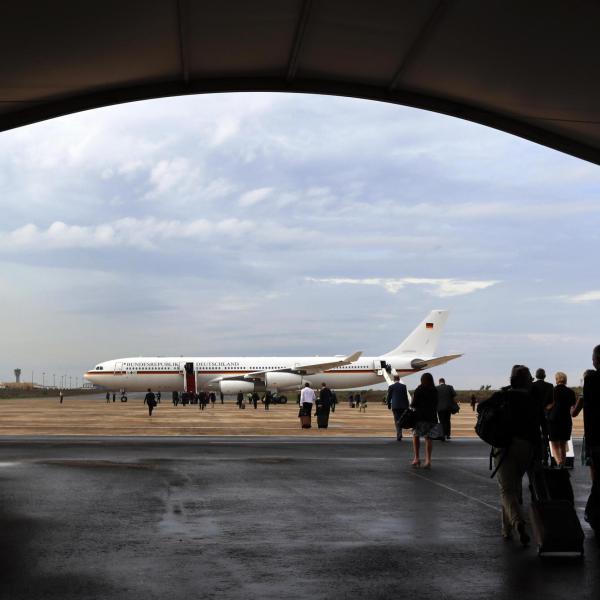 Paura in Senegal, incidente aereo a Dakar: Boeing 737 finisce fuori pista, 11 feriti. Chiuso aeroporto | FOTO E VIDEO