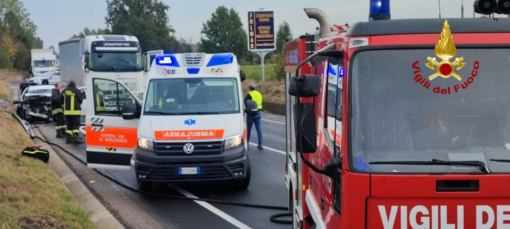 Cosenza, drammatico incidente sulla Statale 106 a Cariati: scontro frontale tra auto, un morto e un ferito