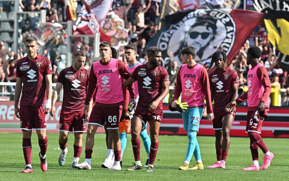 Torino, i tifosi granata contestano la squadra e il presidente Cairo