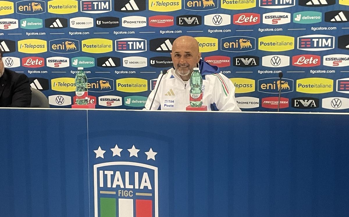 Italia si raduna a Roma, la conferenza stampa di Spalletti: “Acerbi? Dobbiamo fare attenzione ai comportamenti”, poi chiarisce sulla Playstation: “La notte si deve dormire, sennò si sta a casa”