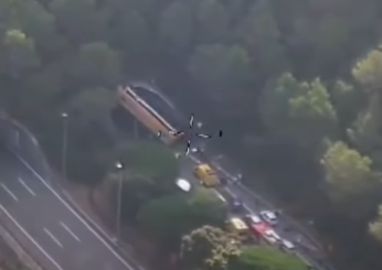 Spagna, incidente vicino a Barcellona: autobus si ribalta sull’autostrada C32, tre feriti gravi | VIDEO