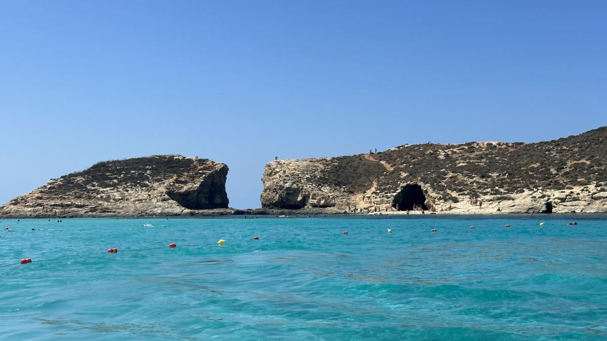 Malta, così vicina all’Italia, ma così diversa: spiagge e vita nott…